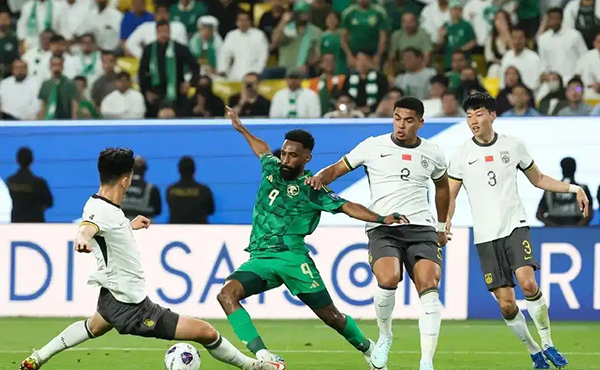 国足0-1沙特引范志毅吐槽：打铁还需自身硬！